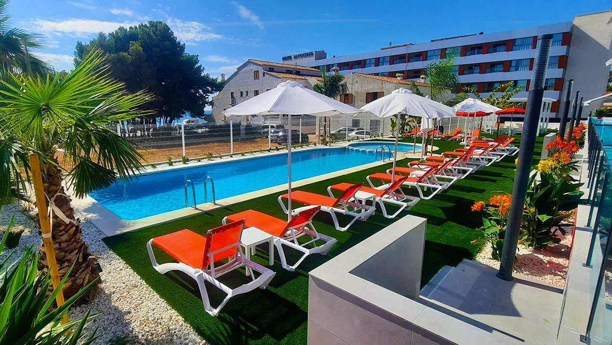 Piscina y jardín del edificio Red