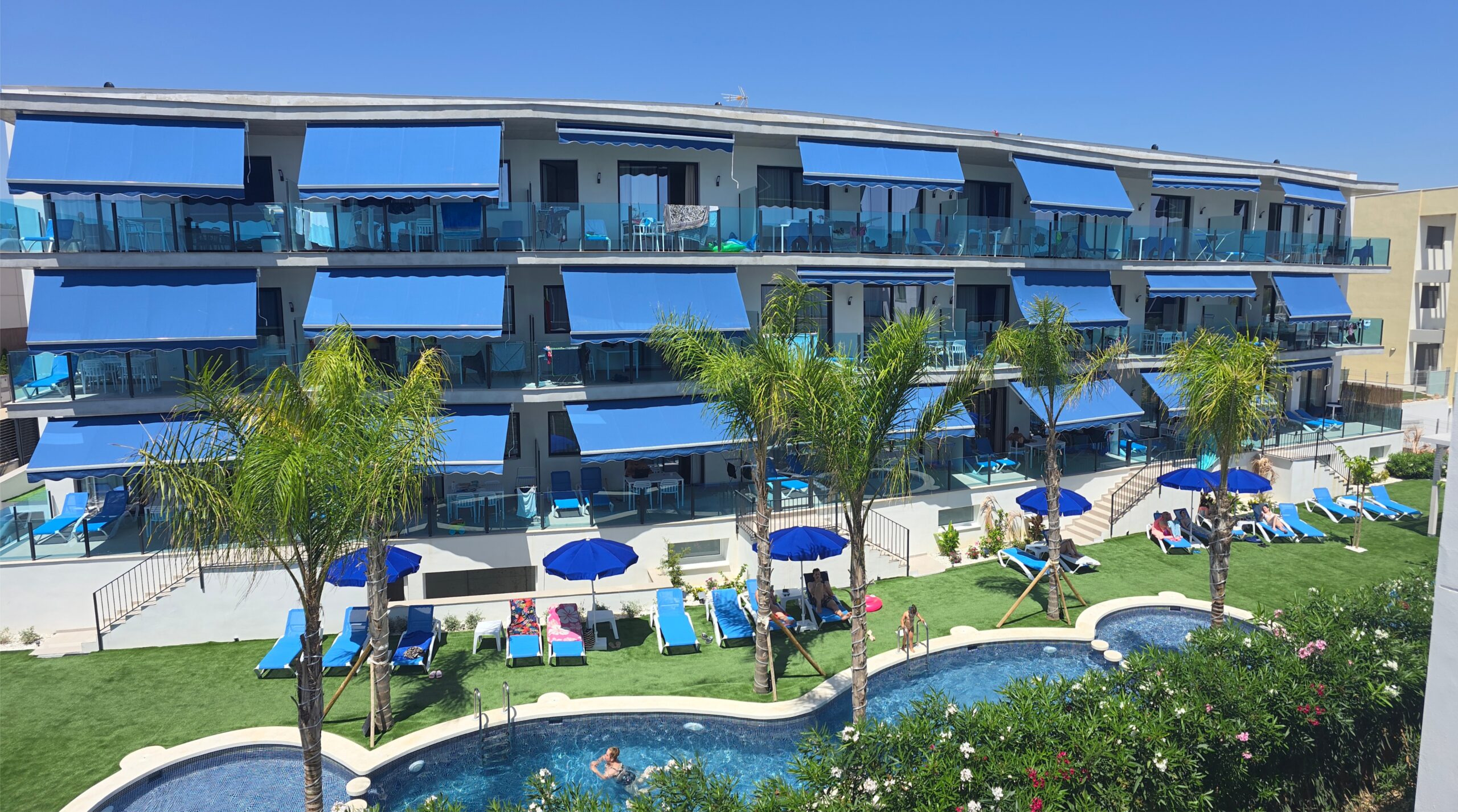 Piscina tropical y terrazas del edificio Blue